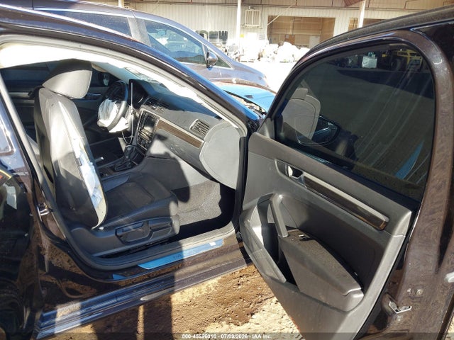 1VWBA7A3XJC024973 Volkswagen Passat 2.0t Se
