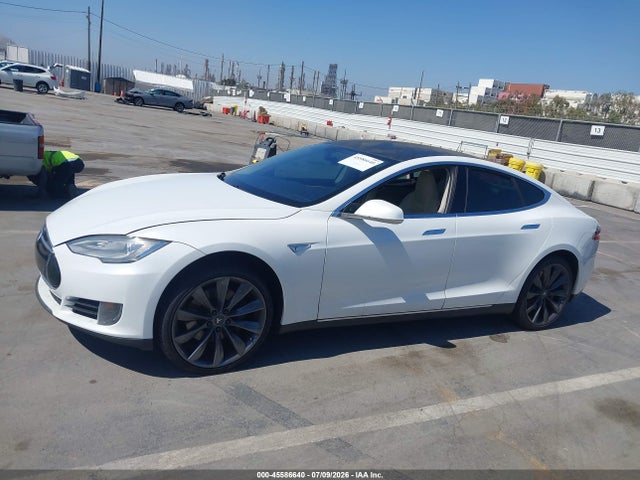 45586640 :رقم المزاد ، 5YJSA1CN9DFP23016 vin ، 2013 Tesla Model S مزاد بيع