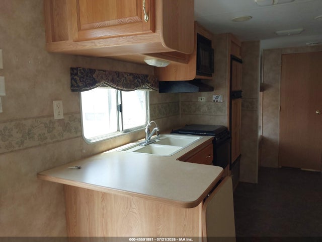 45591881 :رقم المزاد ، 4YDT30B2730309615 vin ، 2003 Keystone Hornet 3001b مزاد بيع