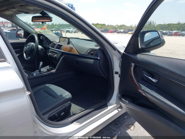 45592152 :رقم المزاد ، WBA3C3G50FNT52320 vin ، 2015 Bmw 320i Xdrive مزاد بيع