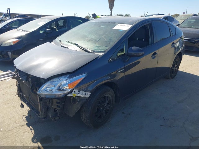 Toyota Prius Two 2014 JTDKN3DU9E1781613 Image 2