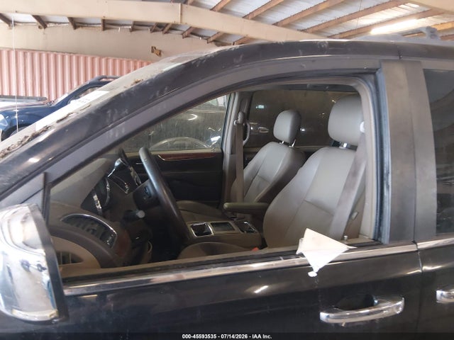 2011 Chrysler Town & Country Touring-l მანქანა იყიდება აუქციონზე, vin: 2A4RR8DG0BR747104, აუქციონის ნომერი: 45593535