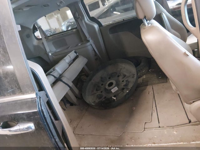 2011 Chrysler Town & Country Touring-l მანქანა იყიდება აუქციონზე, vin: 2A4RR8DG0BR747104, აუქციონის ნომერი: 45593535