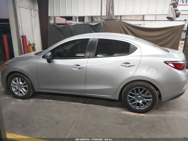 3MYDLBYV8JY321555 Toyota YARIS IA