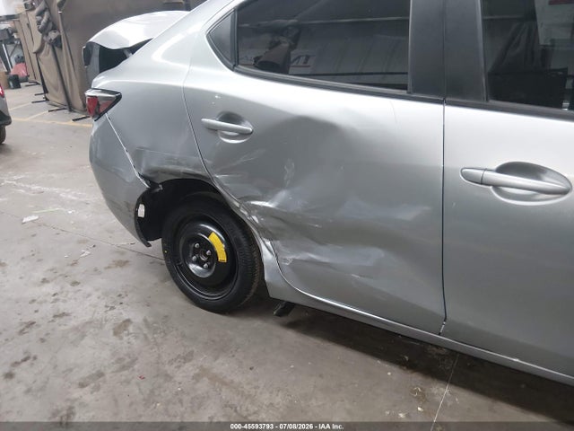 3MYDLBYV8JY321555 Toyota YARIS IA