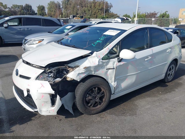 Toyota Prius Two 2014 JTDKN3DU6E1754899 Image 2