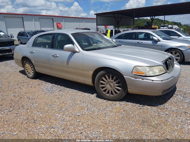 2004 Lincoln Town Car Signature მანქანა იყიდება აუქციონზე, vin: 1LNHM81WX4Y647307, აუქციონის ნომერი: 45595794