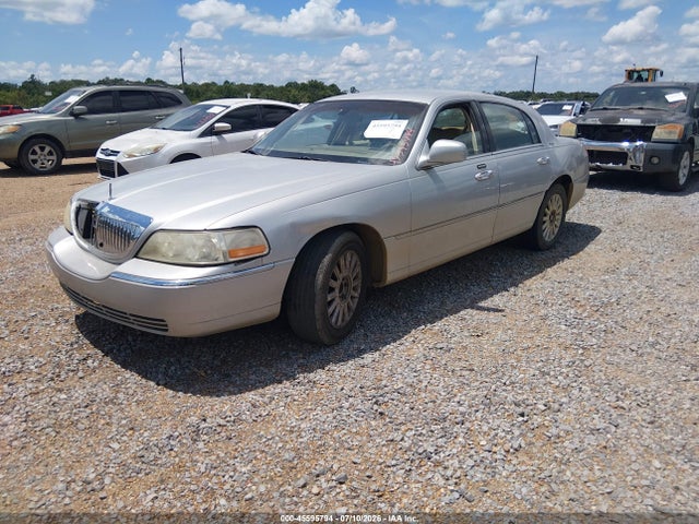 2004 Lincoln Town Car Signature მანქანა იყიდება აუქციონზე, vin: 1LNHM81WX4Y647307, აუქციონის ნომერი: 45595794