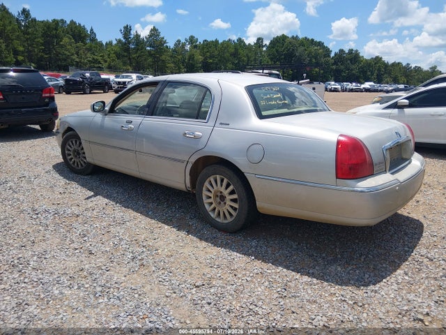 2004 Lincoln Town Car Signature მანქანა იყიდება აუქციონზე, vin: 1LNHM81WX4Y647307, აუქციონის ნომერი: 45595794