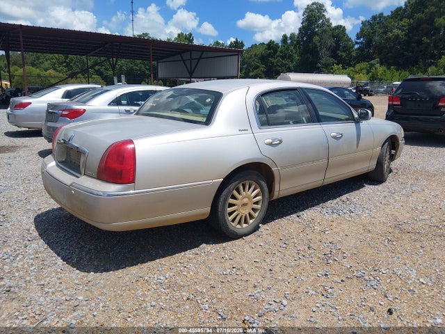 2004 Lincoln Town Car Signature მანქანა იყიდება აუქციონზე, vin: 1LNHM81WX4Y647307, აუქციონის ნომერი: 45595794