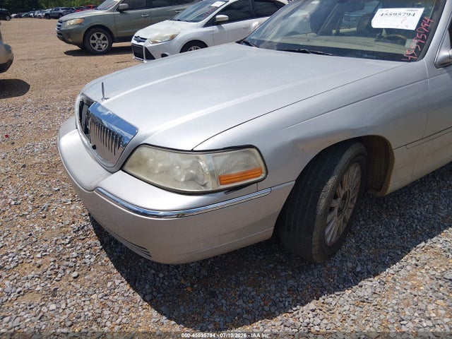 2004 Lincoln Town Car Signature მანქანა იყიდება აუქციონზე, vin: 1LNHM81WX4Y647307, აუქციონის ნომერი: 45595794