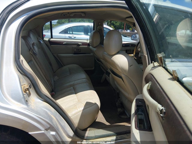 2004 Lincoln Town Car Signature მანქანა იყიდება აუქციონზე, vin: 1LNHM81WX4Y647307, აუქციონის ნომერი: 45595794