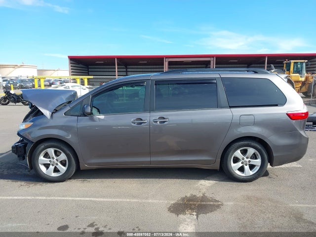 45597052 :رقم المزاد ، 5TDKK3DC1FS565520 vin ، 2015 Toyota Sienna Le 7 Passenger/le 8 Passenger مزاد بيع