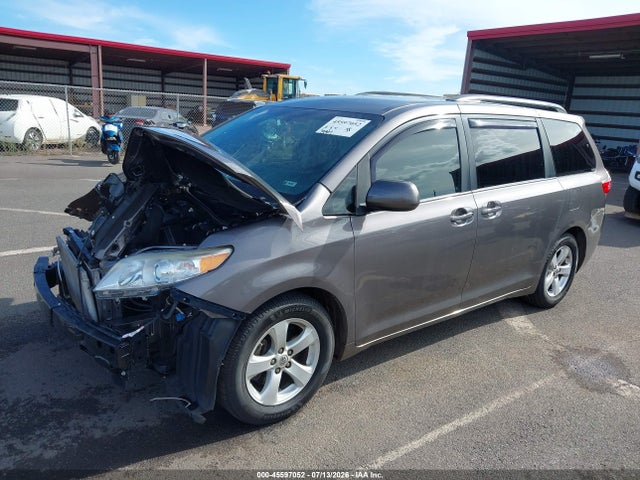 45597052 :رقم المزاد ، 5TDKK3DC1FS565520 vin ، 2015 Toyota Sienna Le 7 Passenger/le 8 Passenger مزاد بيع