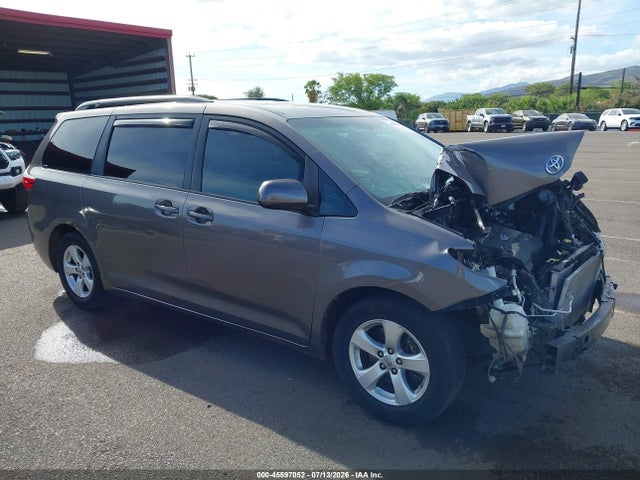 45597052 :رقم المزاد ، 5TDKK3DC1FS565520 vin ، 2015 Toyota Sienna Le 7 Passenger/le 8 Passenger مزاد بيع