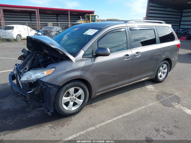 45597052 :رقم المزاد ، 5TDKK3DC1FS565520 vin ، 2015 Toyota Sienna Le 7 Passenger/le 8 Passenger مزاد بيع