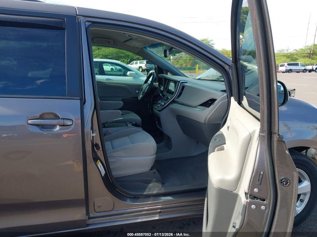 45597052 :رقم المزاد ، 5TDKK3DC1FS565520 vin ، 2015 Toyota Sienna Le 7 Passenger/le 8 Passenger مزاد بيع