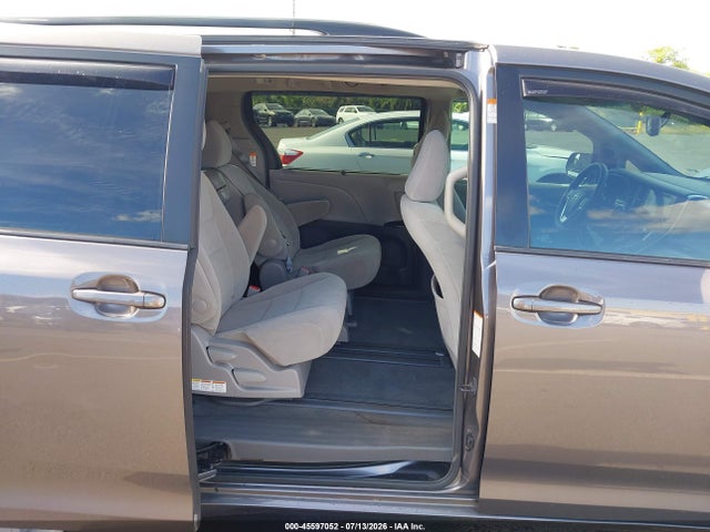 45597052 :رقم المزاد ، 5TDKK3DC1FS565520 vin ، 2015 Toyota Sienna Le 7 Passenger/le 8 Passenger مزاد بيع