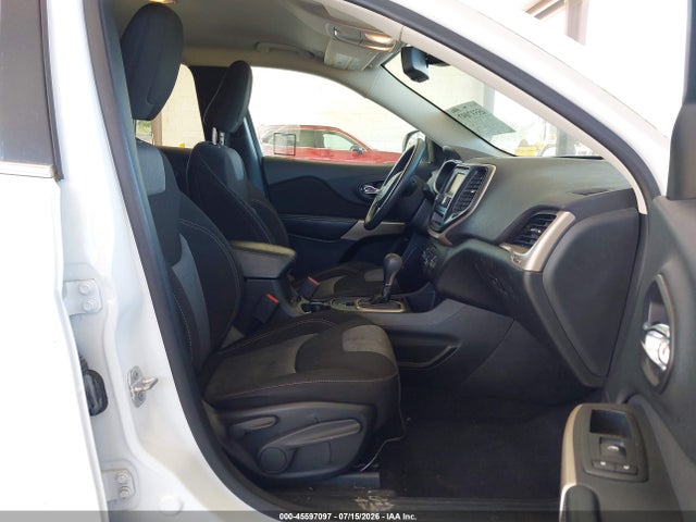 1C4PJLCB2JD563300 Jeep Cherokee Latitude Fwd