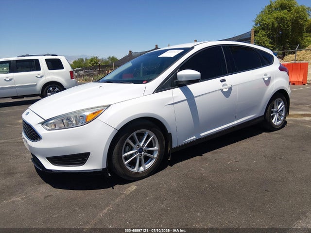 Ford FOCUS SE 2018 1FADP3K23JL295114 Image 2