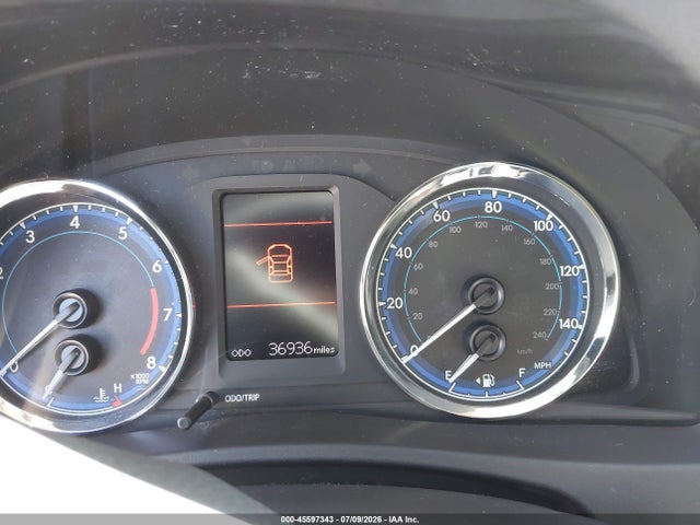 45597343 :رقم المزاد ، 2T1BURHE5JC109143 vin ، 2018 Toyota Corolla Le مزاد بيع