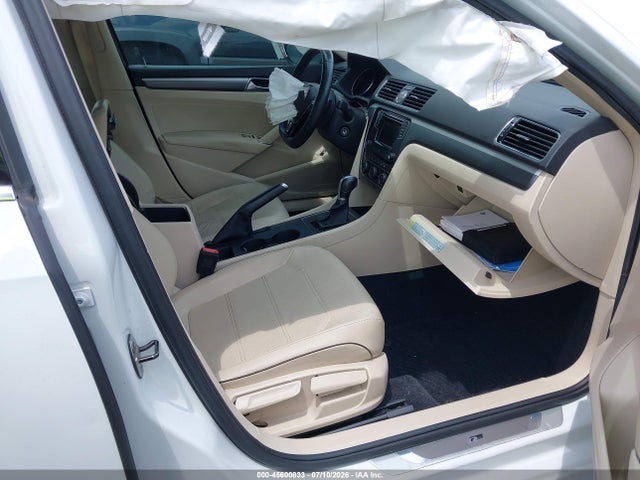 Продажа на аукционе авто 2016 Volkswagen Passat 1.8t R-line, vin: 1VWAT7A33GC032797, номер лота: 45600833
