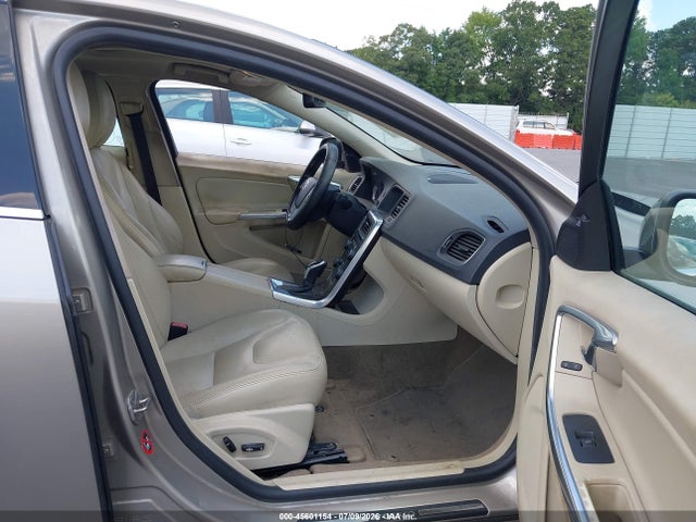 45601154 :رقم المزاد ، YV140MFD1F1301439 vin ، 2015 Volvo S60 T5 Platinum مزاد بيع
