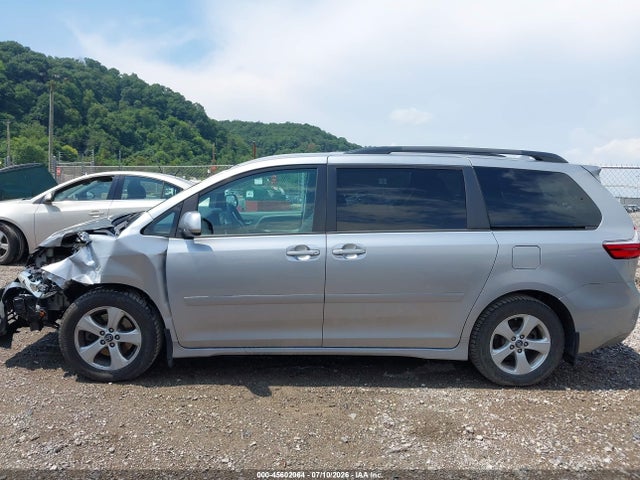 45602064 :رقم المزاد ، 5TDKZ3DC8JS955308 vin ، 2018 Toyota Sienna Le 8 Passenger مزاد بيع