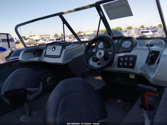 17 1/2 Tracker 2018 000USBUJ71886A818 Image 5