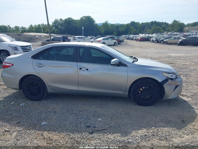 45602860 :رقم المزاد ، 4T1BF1FK6FU098292 vin ، 2015 Toyota Camry Le مزاد بيع