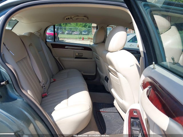 45602944 :رقم المزاد ، 1LNHM81W84Y606805 vin ، 2004 Lincoln Town Car Signature مزاد بيع