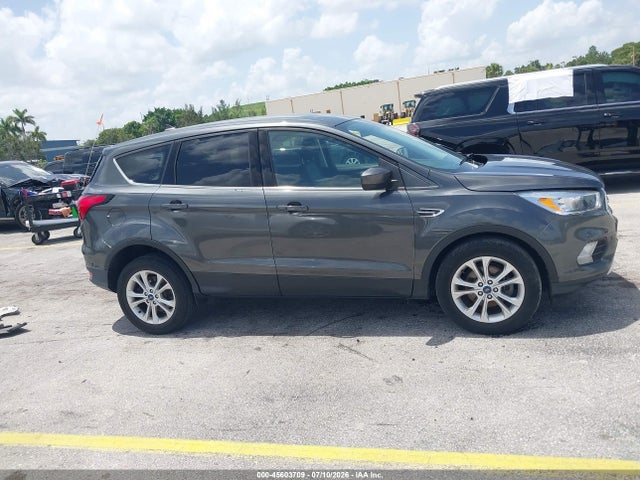 45603709 :رقم المزاد ، 1FMCU0GDXKUC21090 vin ، 2019 Ford Escape Se مزاد بيع