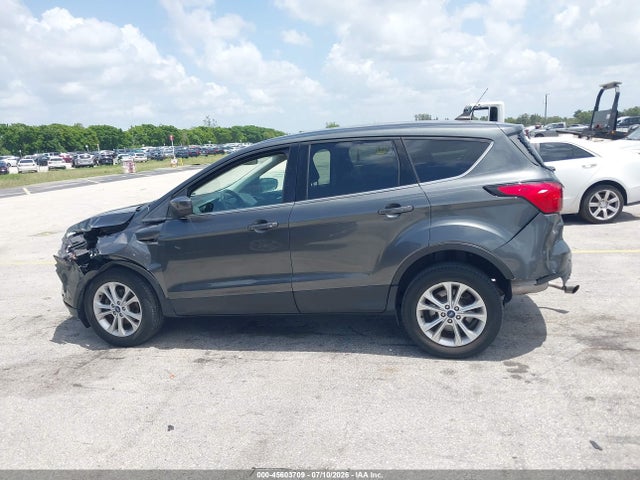 45603709 :رقم المزاد ، 1FMCU0GDXKUC21090 vin ، 2019 Ford Escape Se مزاد بيع