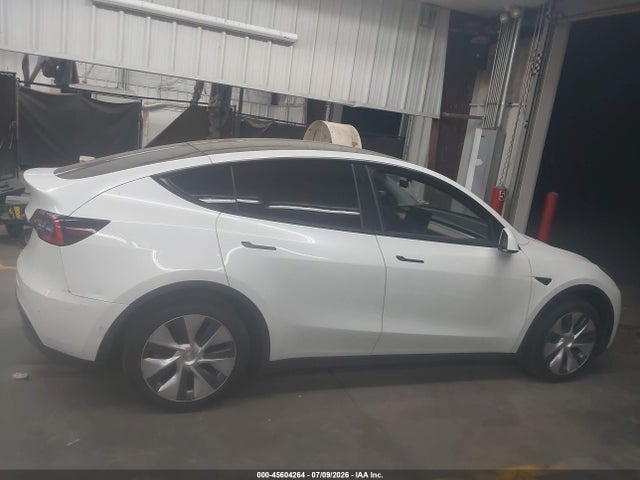 Tesla Model Y Standard Range Rear-wheel Drive 2021 5YJYGDED0MF105632 Image 11