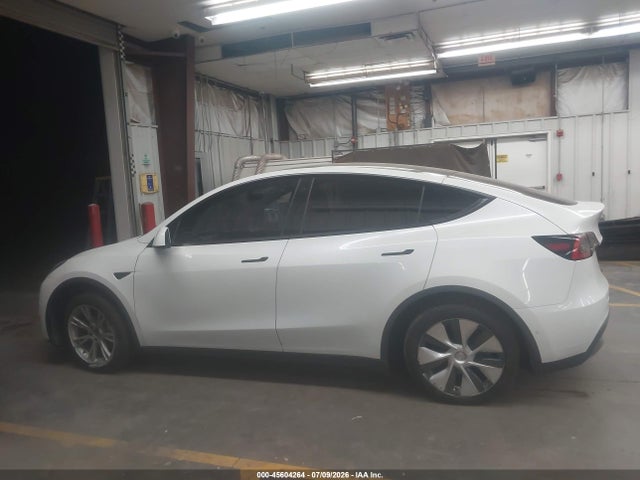 Tesla Model Y Standard Range Rear-wheel Drive 2021 5YJYGDED0MF105632 Image 12