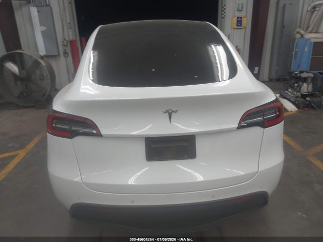 Tesla Model Y Standard Range Rear-wheel Drive 2021 5YJYGDED0MF105632 Image 14