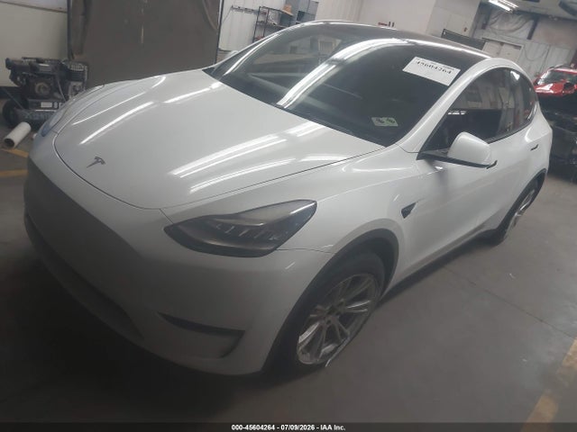 Tesla Model Y Standard Range Rear-wheel Drive 2021 5YJYGDED0MF105632 Image 2