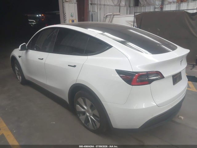 Tesla Model Y Standard Range Rear-wheel Drive 2021 5YJYGDED0MF105632 Image 3