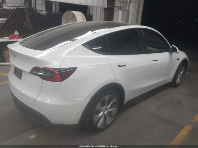 Tesla Model Y Standard Range Rear-wheel Drive 2021 5YJYGDED0MF105632 Image 4