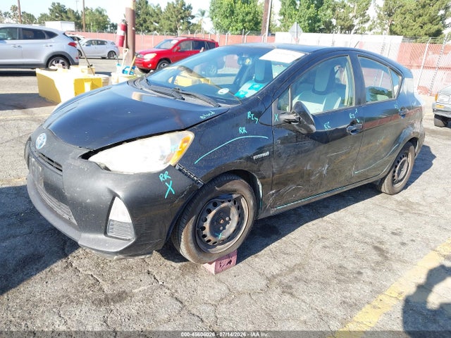 Toyota Prius C One 2014 JTDKDTB39E1063735 Image 2