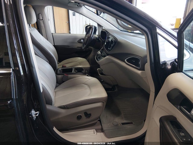 45606109 :رقم المزاد ، 2C4RC1EG2HR570691 vin ، 2017 Chrysler Pacifica Touring-l Plus مزاد بيع