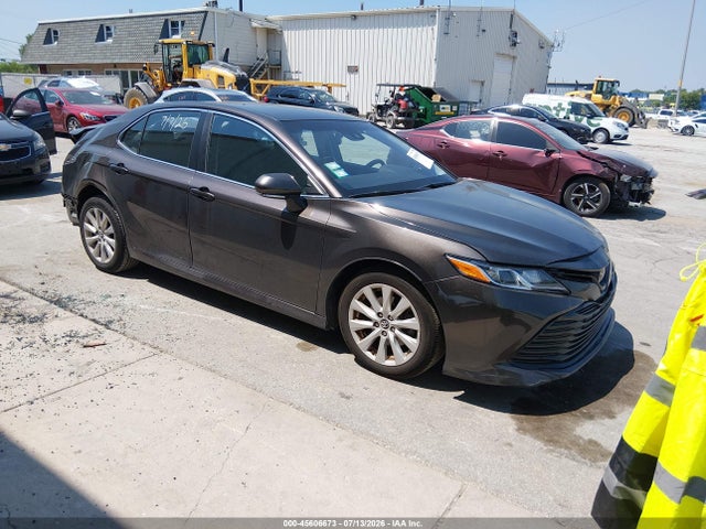 2018 Toyota Camry Le მანქანა იყიდება აუქციონზე, vin: 4T1B11HK9JU115915, აუქციონის ნომერი: 45606673