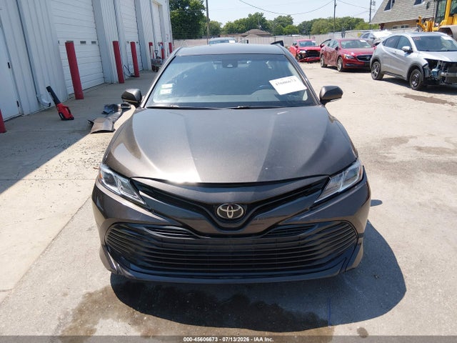 2018 Toyota Camry Le მანქანა იყიდება აუქციონზე, vin: 4T1B11HK9JU115915, აუქციონის ნომერი: 45606673