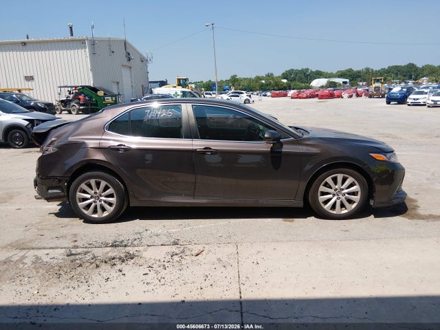 2018 Toyota Camry Le მანქანა იყიდება აუქციონზე, vin: 4T1B11HK9JU115915, აუქციონის ნომერი: 45606673