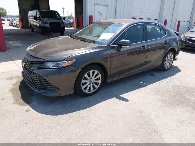 2018 Toyota Camry Le მანქანა იყიდება აუქციონზე, vin: 4T1B11HK9JU115915, აუქციონის ნომერი: 45606673