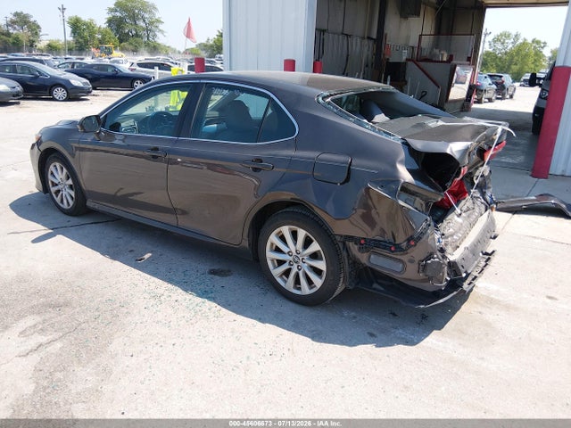 2018 Toyota Camry Le მანქანა იყიდება აუქციონზე, vin: 4T1B11HK9JU115915, აუქციონის ნომერი: 45606673