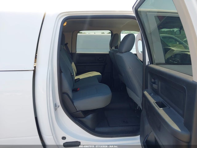 3C63R3GL2HG762328 RAM 3500 Tradesman 4x4 8&#039; Box