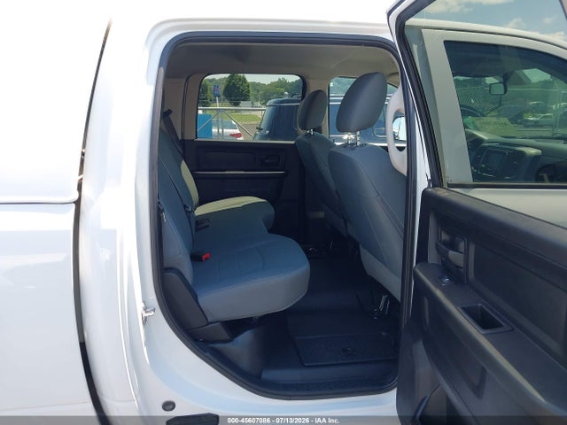 3C63R3GL4HG762329 RAM 3500 Tradesman 4x4 8&#039; Box