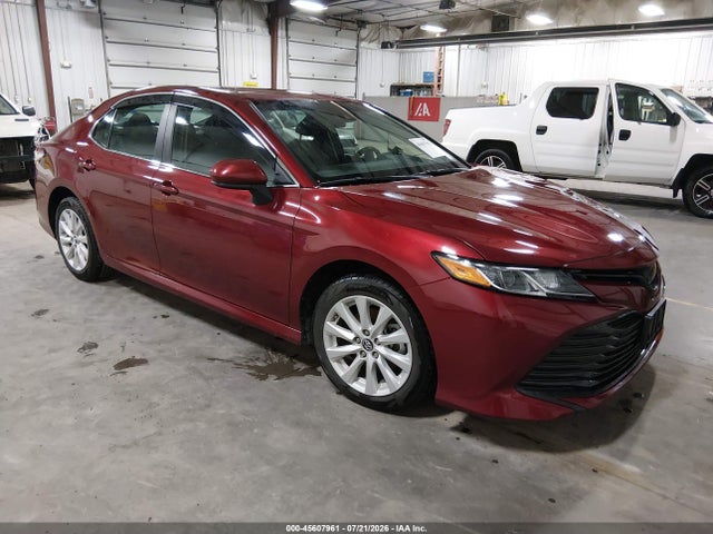 45607961 :رقم المزاد ، 4T1B11HKXJU662630 vin ، 2018 Toyota Camry Le مزاد بيع