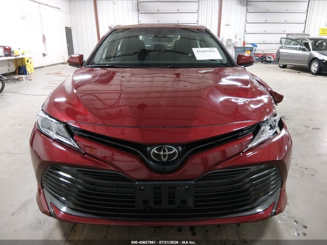 45607961 :رقم المزاد ، 4T1B11HKXJU662630 vin ، 2018 Toyota Camry Le مزاد بيع